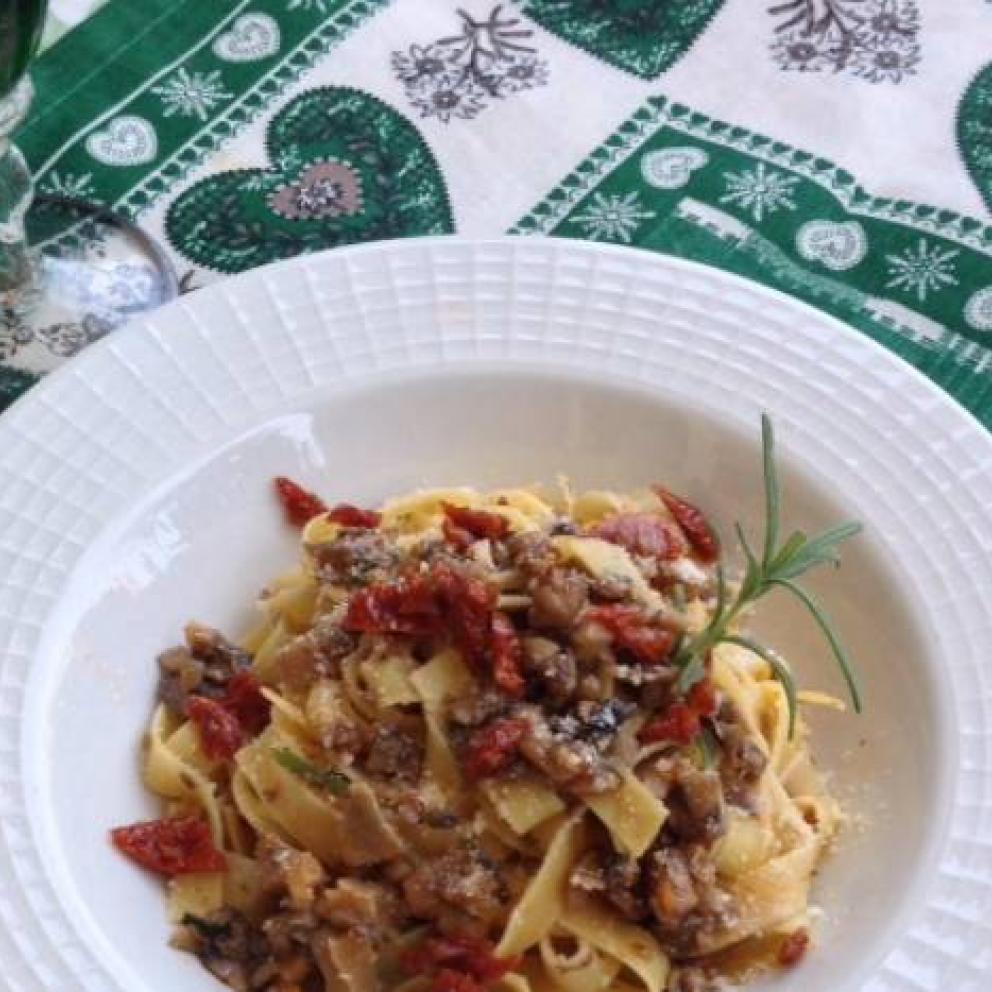 tagliatelle con funghi e pomodori secchi