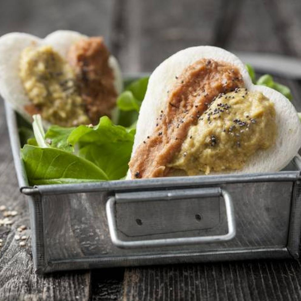 Cuori di pane al latte e hummus