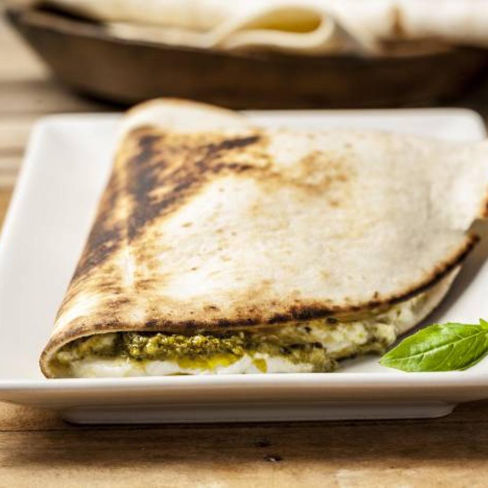 Piadine con pesto e crescenza