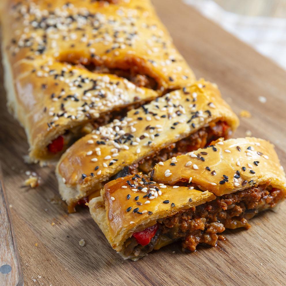 Strudel di ragù, verdure e formaggio