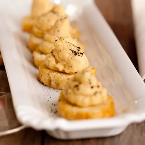 Crostini con crema di ceci allo zenzero
