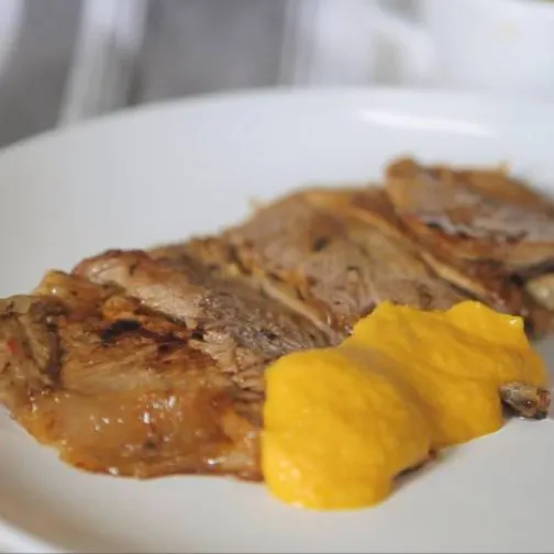 Cosciotto di agnello con salsa di carote