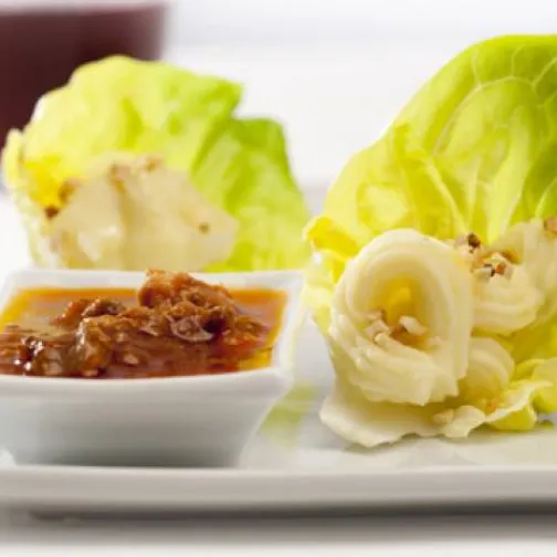Barchette di lattuga ripiene di purè al ragù