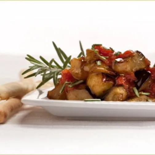 Melanzane con pomodoro e rosmarino in padella