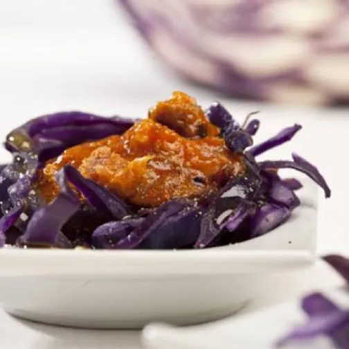 Nidi di cavolo rosso stufato al ragù di salsiccia