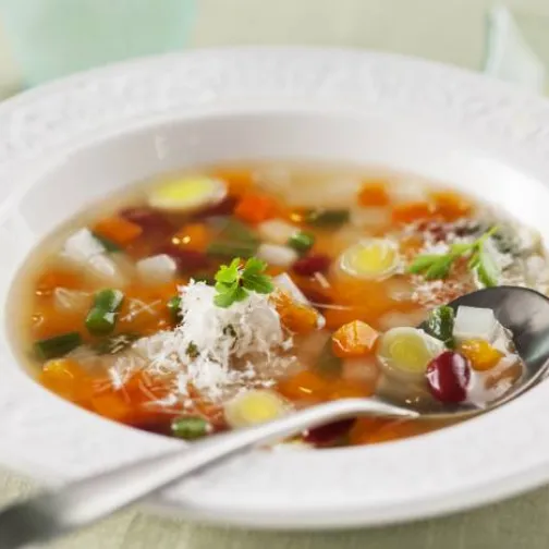 Zuppa croccante verdure e prosciutto