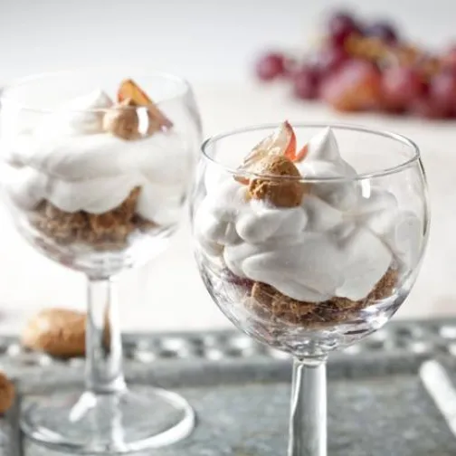 Calici di crema chantilly con frutta e amaretti