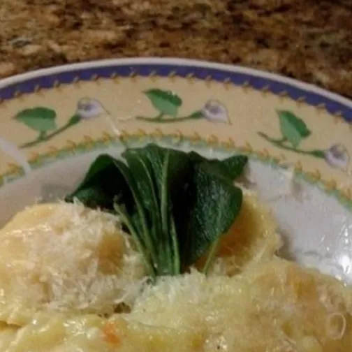 Ravioli con ripieno di formaggio