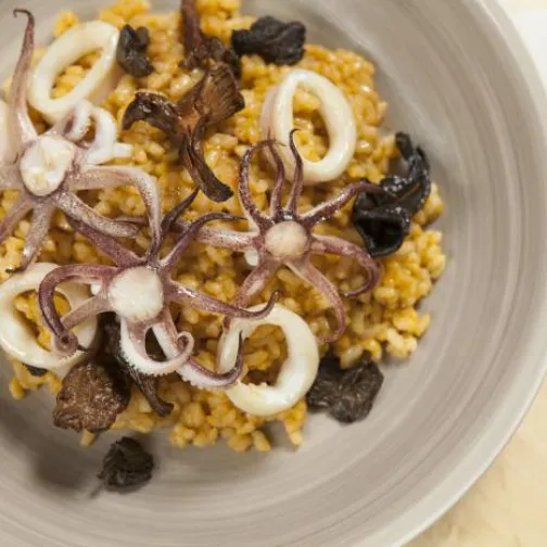 Paella con calamari e porcini