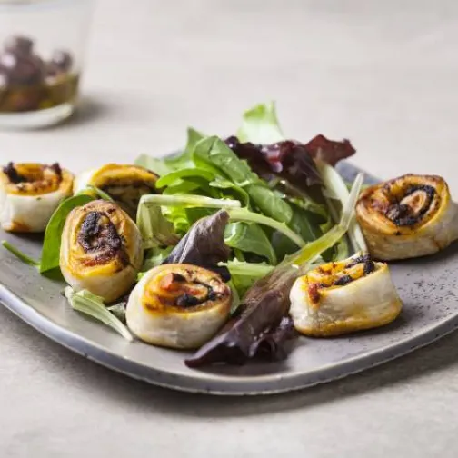 Girelle con patè d'oliva e datterino
