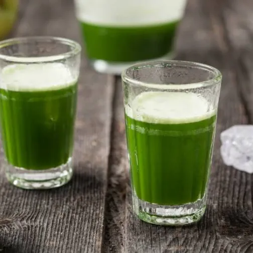 Frullato verde di mele, spinaci e sedano