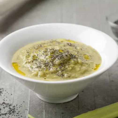 Vellutata di porri e semi di papavero