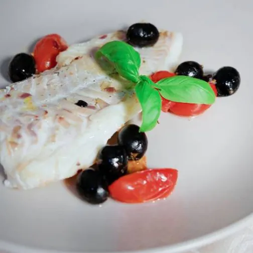 Filetti di merluzzo in padella con pomodorini, olive e uvetta