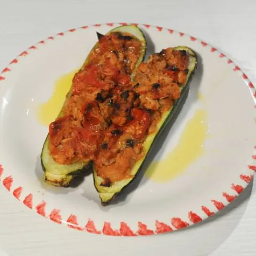 Zucchine ripiene di tonno con pomodorini e capperi