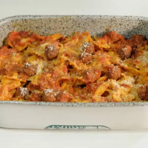 Pasta gratinata con polpettine di salsiccia