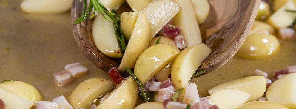 Spicchi di patate al forno con pancetta
