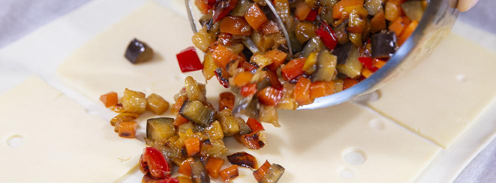 Strudel di ragù, verdure e formaggio