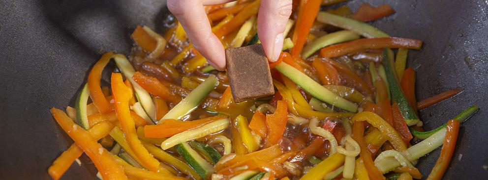Spaghetti di soia con verdure e gamberi 