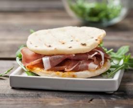 Tigelle con speck e ragù